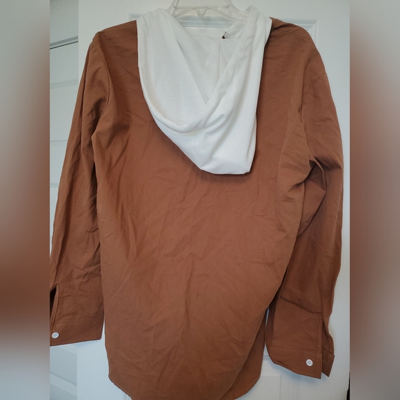 ChArmkpR button-up with hood - Picture 3 of 3